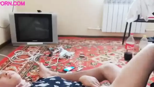 Uzbek woman squirts while dressed by her husband